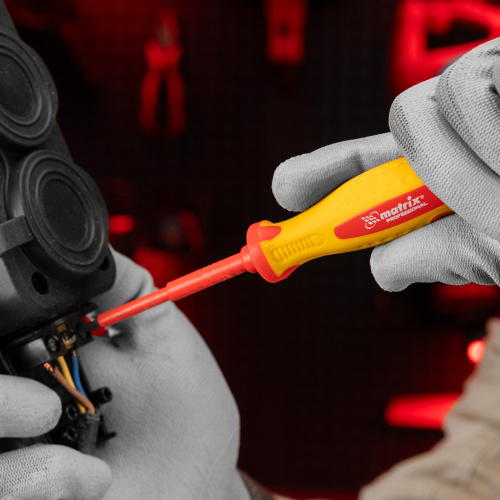 Отвертка Insulated, SL3 x 80 мм, CrMo, до 1000 В, двухкомпонентная рукоятка Matrix Professional по ценам производителя в Санкт-Петербурге с доставкой по всей России