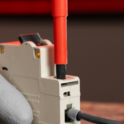 Отвертка Insulated, SL6.5 x 150 мм, CrMo, до 1000 В, двухкомпонентная рукоятка Matrix Professional купить в Москве с доставкой по всей России | ProtosMarket.ru