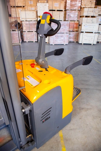 Штабелер самоходный 1,5 т 5,6 м XILIN CDDK15-III 24/200 В/Ач (с платформой) по ценам производителя в Санкт-Петербурге с доставкой по всей России