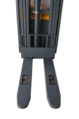 Штабелер самоходный 1,5 т 5,6 м XILIN CDDR15-III 24/200 В/Ач (сопровождаемый) по ценам производителя в Санкт-Петербурге с доставкой по всей России