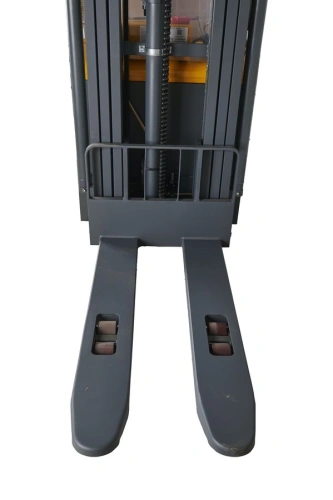 Штабелер самоходный 1,5 т 5,6 м XILIN CDDR15-III 24/200 В/Ач (сопровождаемый) по ценам производителя в Санкт-Петербурге с доставкой по всей России