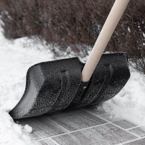 Лопата для уборки снега пластиковая, 380х385х1420 мм, оцинк. планка, деревянный черенок купить в Москве с доставкой по всей России | ProtosMarket.ru