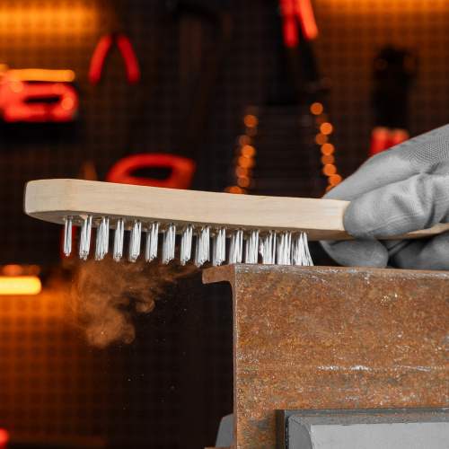 Щетка четырехрядная металлическая с деревянной ручкой Sparta по ценам производителя в Санкт-Петербурге с доставкой по всей России