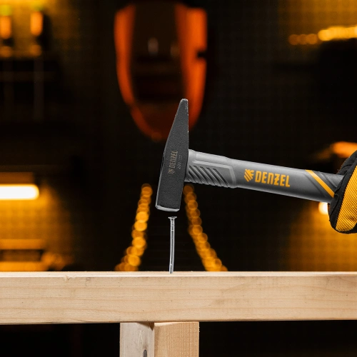 Молоток слесарный, 200 г, кованый, фибергласовая рукоятка c TPR покрытием Denzel купить в Москве с доставкой по всей России | ProtosMarket.ru