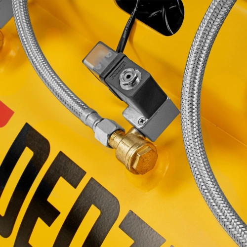 Компрессор безмасляный, малошумный DLS 1800/100,1800 Вт, 3x600, 100 л, 345 л/мин Denzel по ценам производителя в Санкт-Петербурге с доставкой по всей России