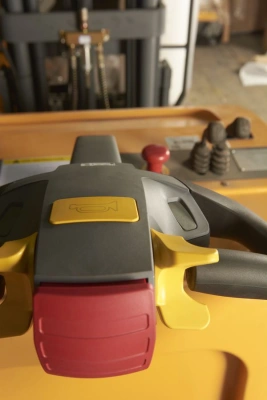 Штабелер самоходный 1,5 т 4,5 м XILIN CPD15R с наклоном мачты и противовесом 24/320 В/Ач по ценам производителя в Санкт-Петербурге с доставкой по всей России