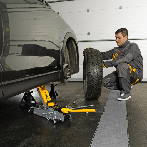 Домкрат гидравлический подкатной с фиксатором, 2,5 т,  85-385 мм, в пласт. кейсе Denzel по ценам производителя в Санкт-Петербурге с доставкой по всей России