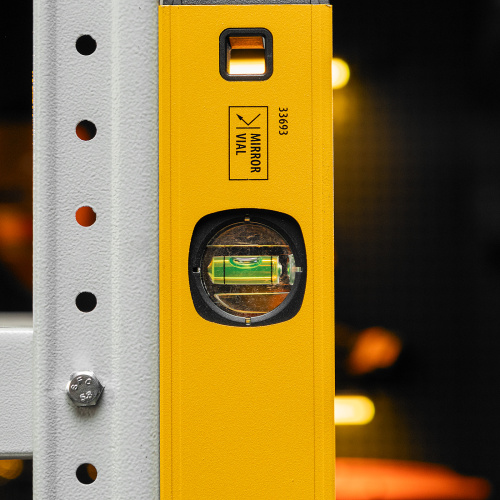 Уровень алюминиевый, магнит, фрезерованный, 3 глазка (1 зеркал.) 0,5 мм/м, 1000 мм Denzel купить в Москве с доставкой по всей России | ProtosMarket.ru