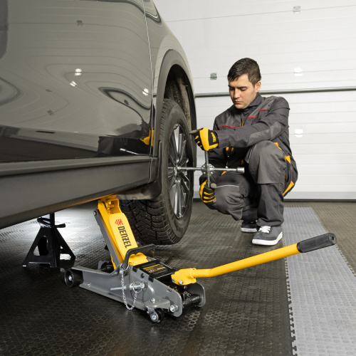 Домкрат гидравлический подкатной с фиксатором, 2,5 т,  85-385 мм, в пласт. кейсе Denzel по ценам производителя в Санкт-Петербурге с доставкой по всей России