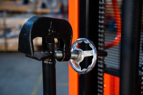 Штабелер-бочкокантователь гидравлический 0,35 т 2,5 м TOR CDT с электроподъемом по ценам производителя в Санкт-Петербурге с доставкой по всей России