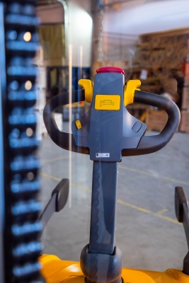 Штабелер самоходный 1,5 т 5,6 м XILIN CDDK15-III 24/200 В/Ач (с платформой) по ценам производителя в Санкт-Петербурге с доставкой по всей России