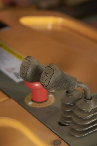 Штабелер самоходный 1,5 т 4,5 м XILIN CPD15R с наклоном мачты и противовесом 24/320 В/Ач по ценам производителя в Санкт-Петербурге с доставкой по всей России