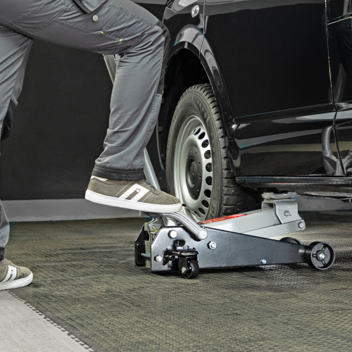 Домкрат гидравлический подкатной, 3.5 т, высота подъема 145-490 мм, с педалью Matrix по ценам производителя в Санкт-Петербурге с доставкой по всей России