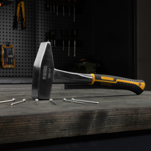 Молоток слесарный 800 г, цельнометаллический, двухкомпонентная рукоятка Denzel купить в Москве с доставкой по всей России | ProtosMarket.ru