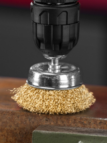 Щетка для дрели, 65 мм, "чашка" со шпилькой, латунированная витая проволока Matrix по ценам производителя в Санкт-Петербурге с доставкой по всей России