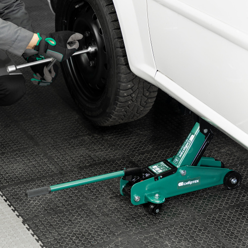 Домкрат гидравлический подкатной, 2 т, 135-320 мм, в пласт. кейсе Сибртех по ценам производителя в Санкт-Петербурге с доставкой по всей России