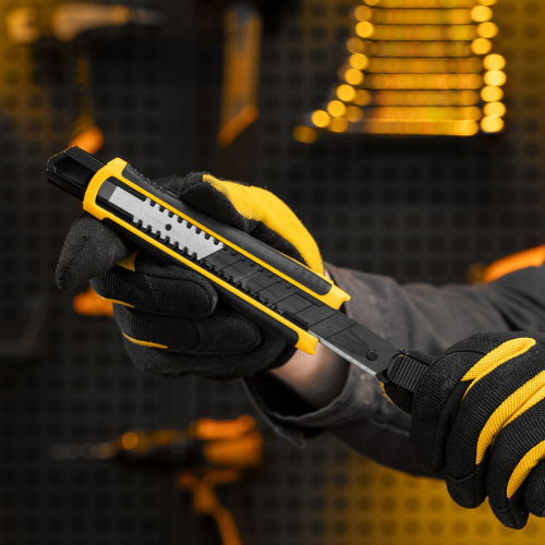 Нож, 18 мм, сменное лезвие, SK4, корпус из ABS + TPR, торцевой зажим Denzel купить в Москве с доставкой по всей России | ProtosMarket.ru