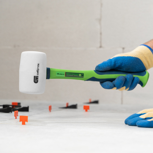 Киянка резиновая, 680 г, белая резина, фибергласовая рукоятка Сибртех купить в Москве с доставкой по всей России | ProtosMarket.ru