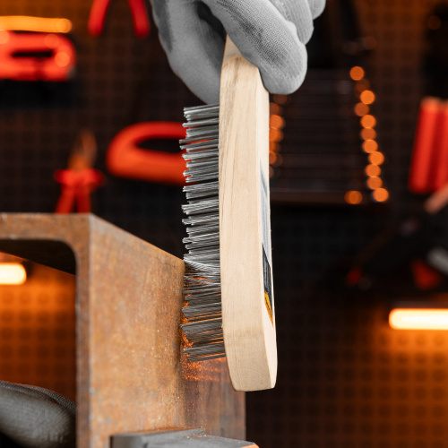 Щетка четырехрядная металлическая с деревянной ручкой Sparta по ценам производителя в Санкт-Петербурге с доставкой по всей России