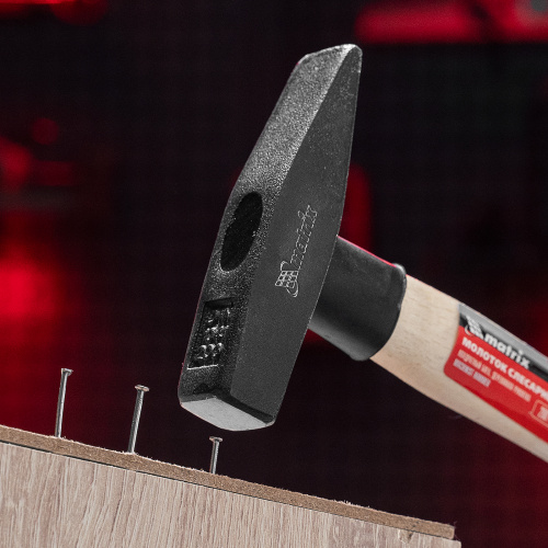 Молоток слесарный, 200 г, квадратный боек, деревянная рукоятка Matrix купить в Москве с доставкой по всей России | ProtosMarket.ru