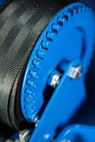 Лебедка ручная барабанная с лентой  0,5т 20 м оцинкованная TOR LHW по ценам производителя в Санкт-Петербурге с доставкой по всей России