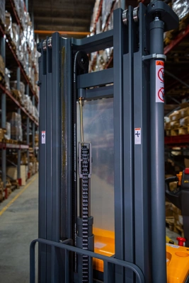 Штабелер самоходный 1,5 т 4,5 м XILIN CDDR15-III 24/200 В/Ач (сопровождаемый) по ценам производителя в Санкт-Петербурге с доставкой по всей России