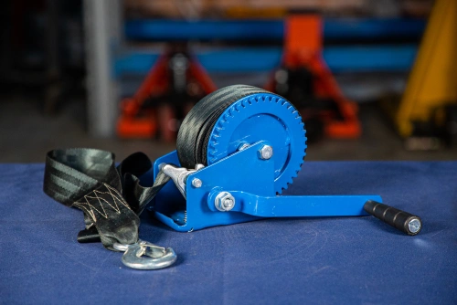 Лебедка ручная барабанная с лентой  0,5т 20 м оцинкованная TOR LHW по ценам производителя в Санкт-Петербурге с доставкой по всей России