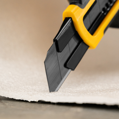 Нож, 25 мм, сменное лезвие, SK4, корпус из ABS + TPR, торцевой зажим Denzel купить в Москве с доставкой по всей России | ProtosMarket.ru