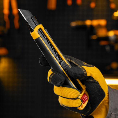 Нож, 25 мм, сменное лезвие, SK4, корпус из ABS + TPR, торцевой зажим Denzel купить в Москве с доставкой по всей России | ProtosMarket.ru