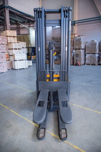 Штабелер самоходный 1,5 т 5,6 м XILIN CDDK15-III 24/200 В/Ач (с платформой) по ценам производителя в Санкт-Петербурге с доставкой по всей России