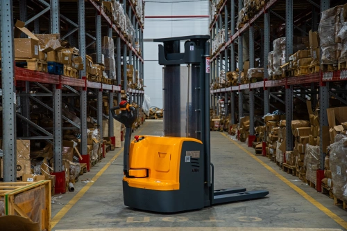 Штабелер самоходный 1,5 т 4,5 м XILIN CDDR15-III 24/200 В/Ач (сопровождаемый) по ценам производителя в Санкт-Петербурге с доставкой по всей России