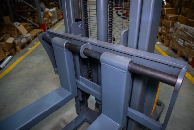 Штабелер гидравлический с электроподъемом 1,5 т 3,0 м XILIN CDD15B-E с раздвижными вилами по ценам производителя в Санкт-Петербурге с доставкой по всей России