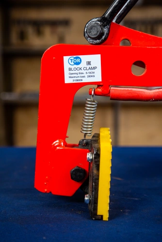 Клещевой вертикальный захват TOR для брикетов и блоков 12-18 см г/п 280 кг по ценам производителя в Санкт-Петербурге с доставкой по всей России