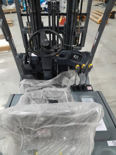 Погрузчик электрический четырехопорный TOR 2,0 т 4,5 м FB20R сайдшифт, своб. ход мачты по ценам производителя в Санкт-Петербурге с доставкой по всей России