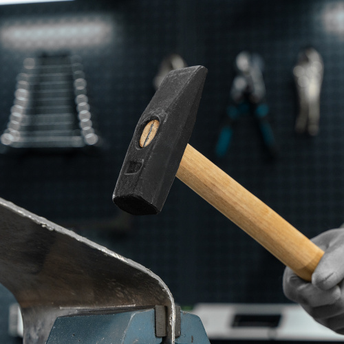 Молоток слесарный, 1000 г, квадратный боек, деревянная рукоятка купить в Москве с доставкой по всей России | ProtosMarket.ru