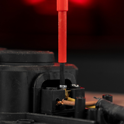 Отвертка Insulated, SL3 x 80 мм, CrMo, до 1000 В, двухкомпонентная рукоятка Matrix Professional по ценам производителя в Санкт-Петербурге с доставкой по всей России