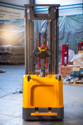 Штабелер самоходный 1,5 т 5,6 м XILIN CDDK15-III 24/200 В/Ач (с платформой) по ценам производителя в Санкт-Петербурге с доставкой по всей России