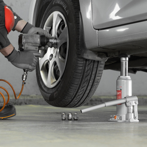 Домкрат гидравлический бутылочный, 6 т, h подъема 216-413 мм, в пластиковом кейсе Matrix по ценам производителя в Санкт-Петербурге с доставкой по всей России