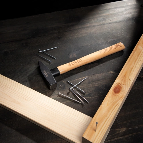 Молоток слесарный, 600 г, кованый квадратный боек, буковая рукоятка Denzel купить в Москве с доставкой по всей России | ProtosMarket.ru