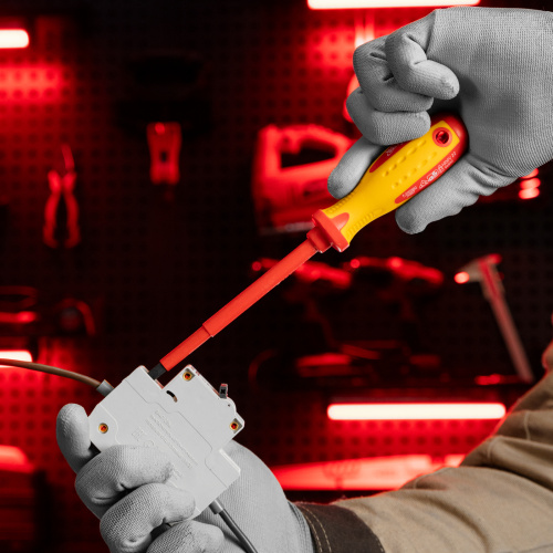 Отвертка Insulated, SL5.5 x 125 мм, CrMo, до 1000 В, двухкомпонентная рукоятка Matrix Professional купить в Москве с доставкой по всей России | ProtosMarket.ru