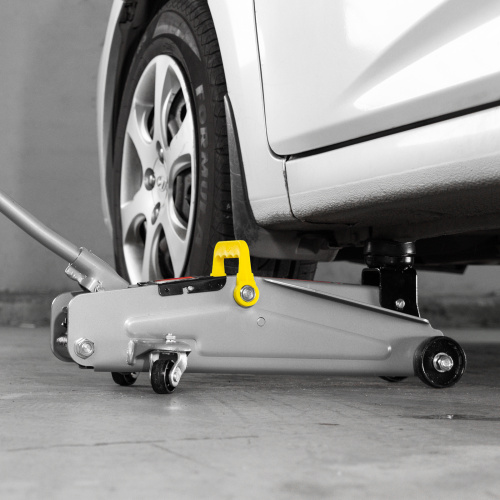 Домкрат гидравлический подкатной, 2 т, высота подъема 135-385 мм, в пластиковый кейсе Matrix по ценам производителя в Санкт-Петербурге с доставкой по всей России