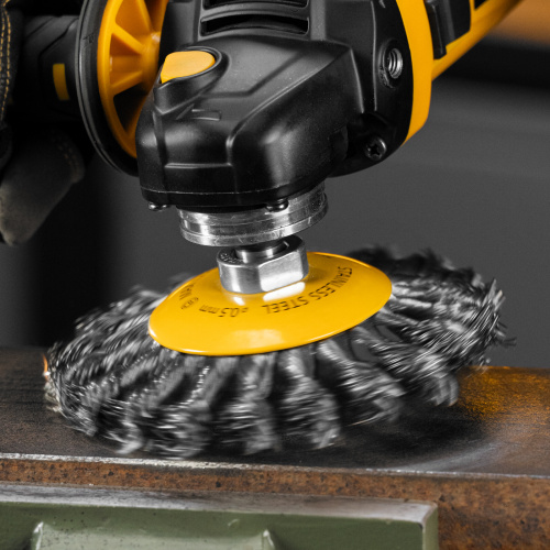 Щетка для УШМ, 125 мм, "Тарелка", крученая нержавеющая проволока 0.5 мм, М14 Denzel по ценам производителя в Санкт-Петербурге с доставкой по всей России