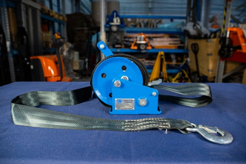 Лебедка ручная барабанная с лентой  0,5т 20 м оцинкованная TOR LHW по ценам производителя в Санкт-Петербурге с доставкой по всей России